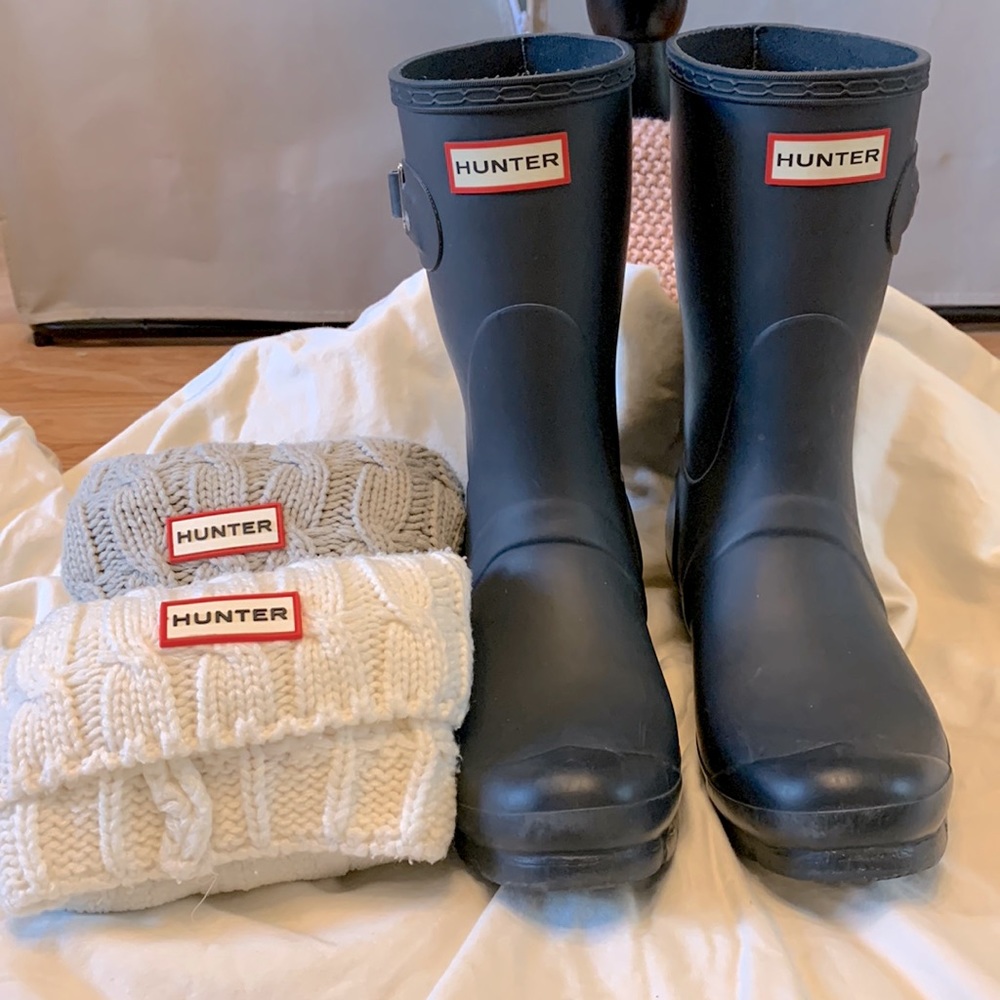 Hunter Original Short Rain Boots with 2 Pairs of Short Cable Knit Cuff Socks